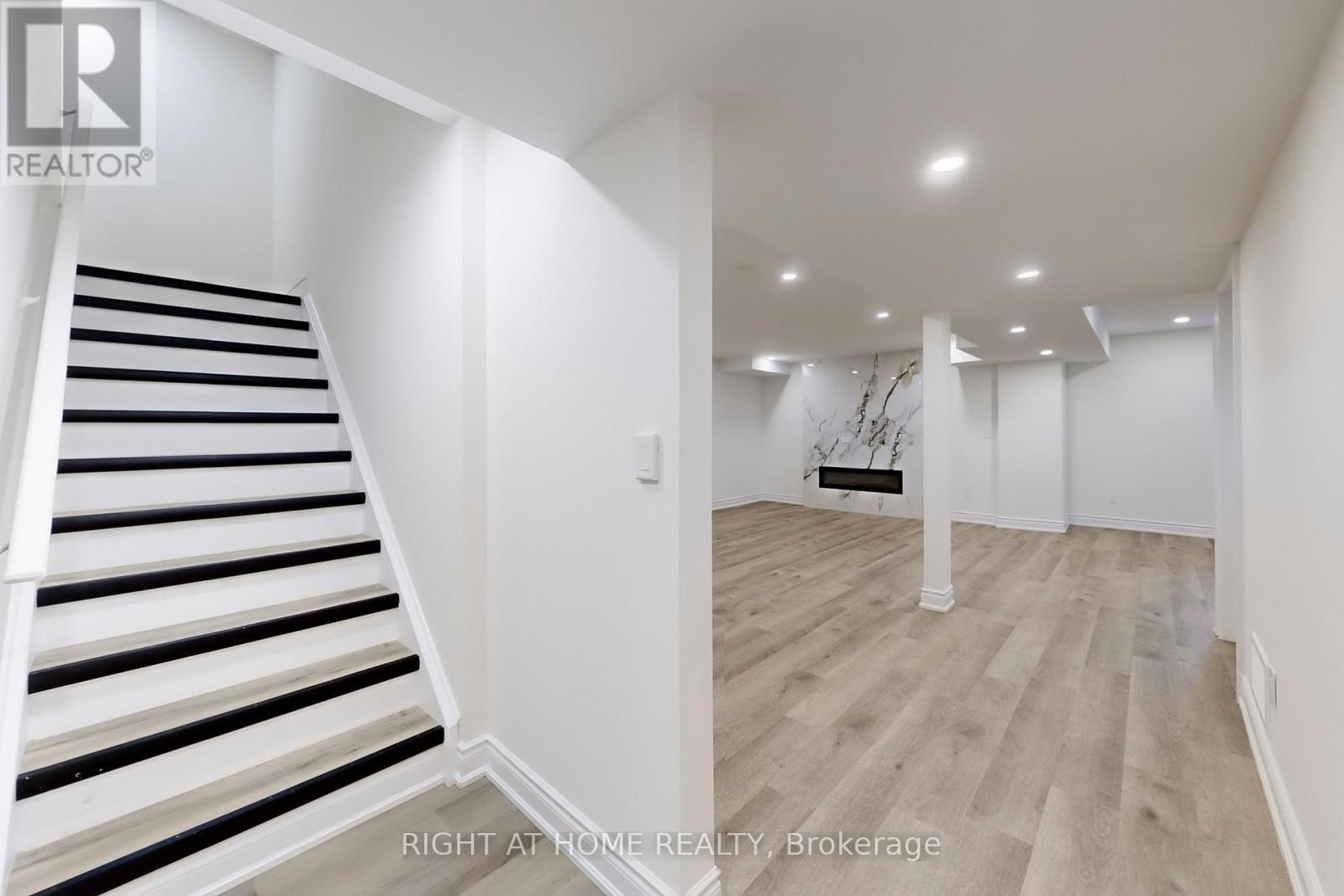 












1348 BLACKMORE STREET

,
Innisfil (Alcona),




Ontario
L9S0P2


