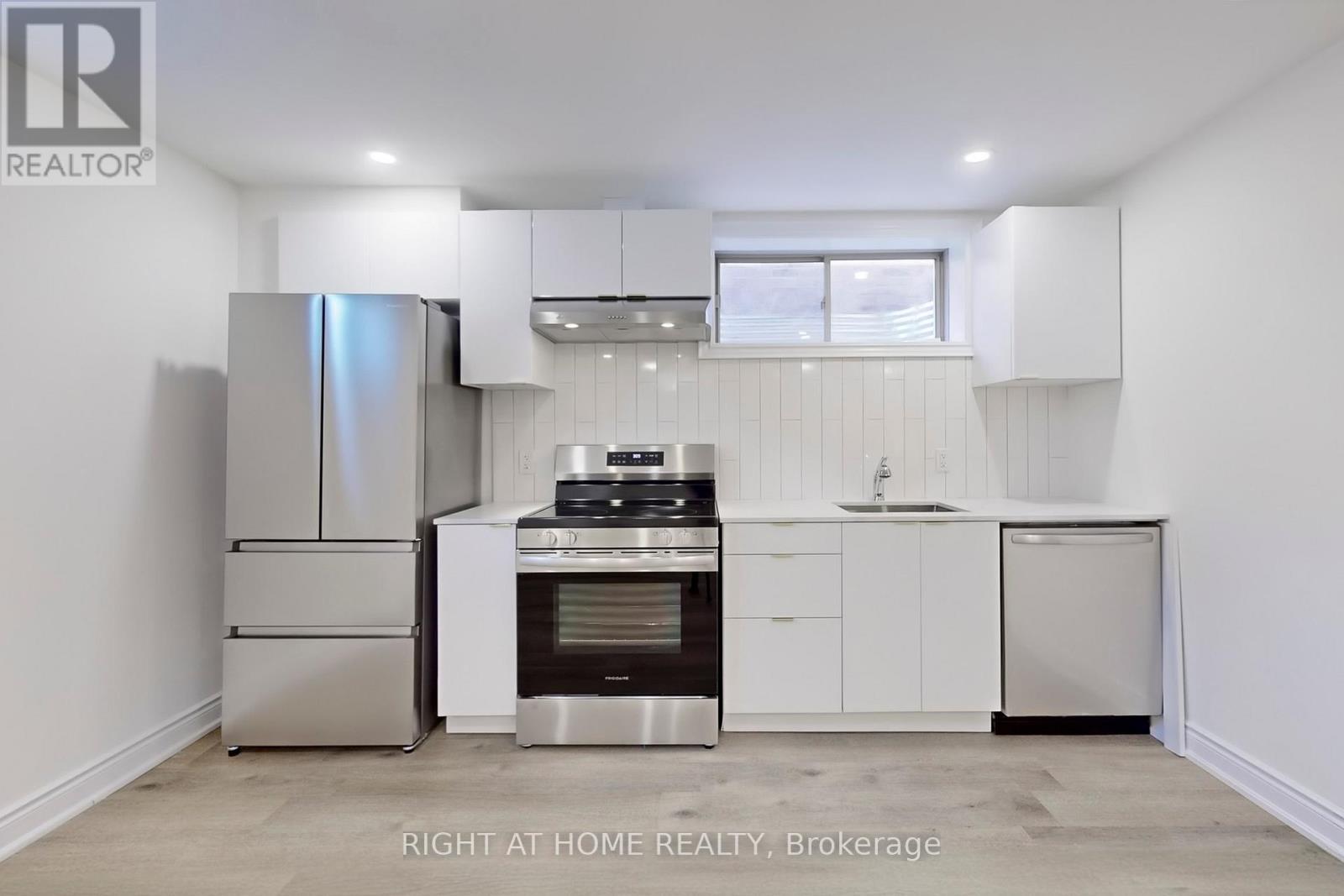 












1348 BLACKMORE STREET

,
Innisfil (Alcona),




Ontario
L9S0P2

