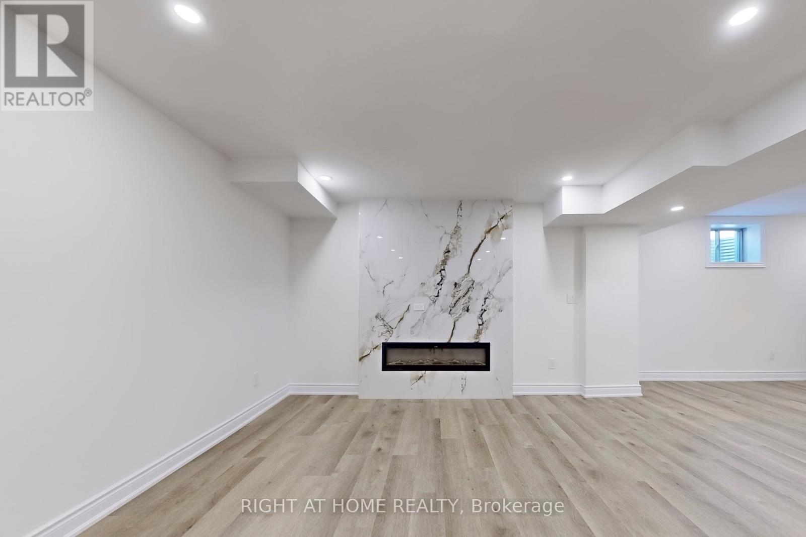












1348 BLACKMORE STREET

,
Innisfil (Alcona),




Ontario
L9S0P2

