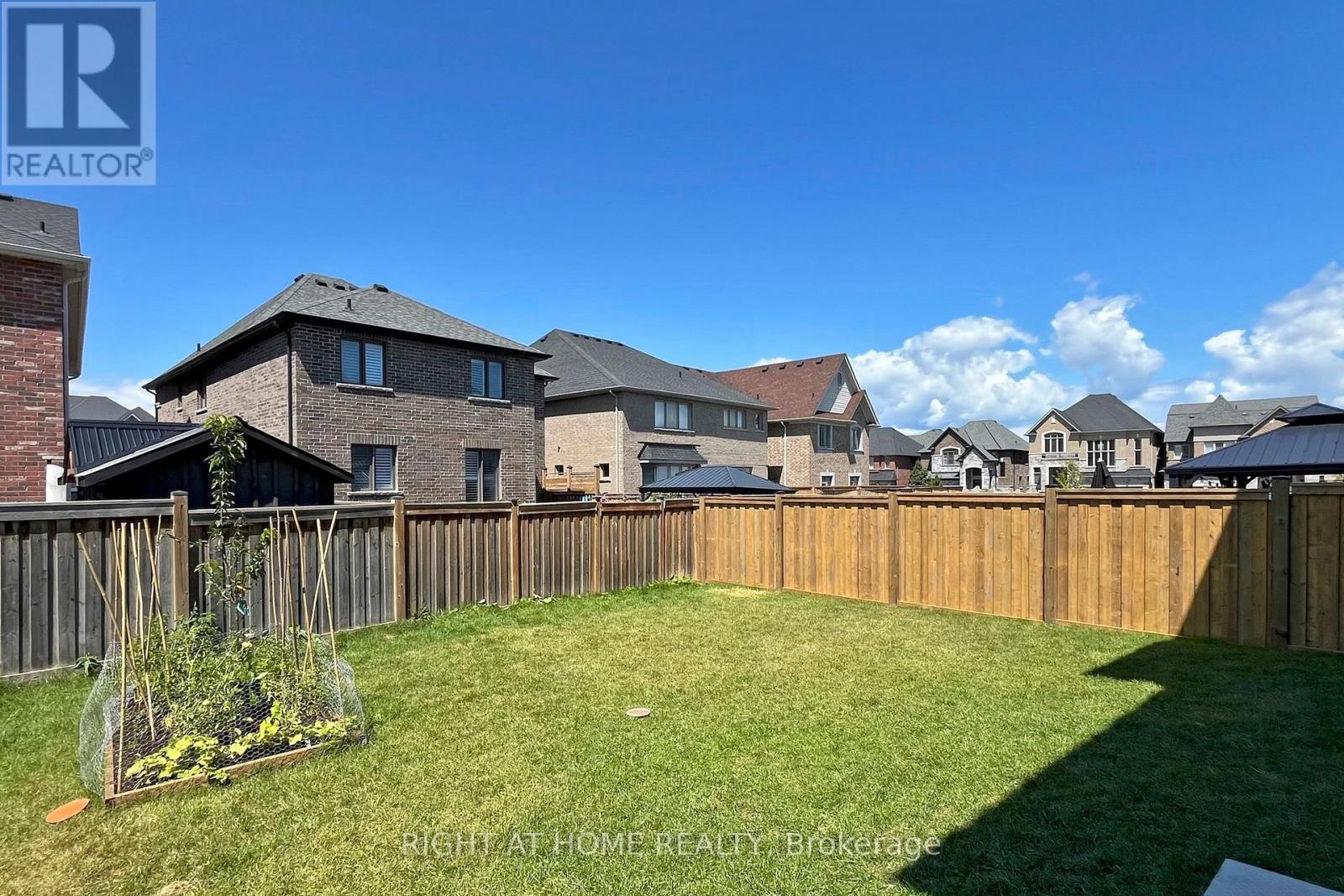 












1348 BLACKMORE STREET

,
Innisfil (Alcona),




Ontario
L9S0P2

