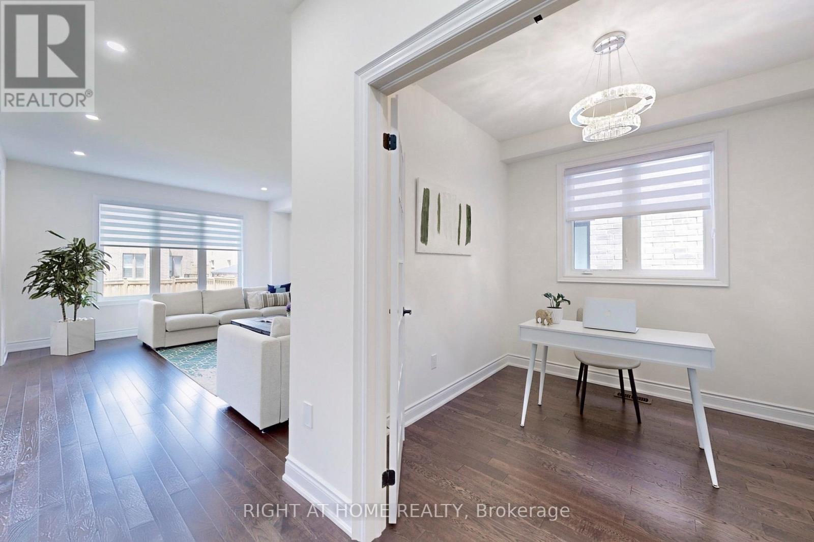 












1348 BLACKMORE STREET

,
Innisfil (Alcona),




Ontario
L9S0P2

