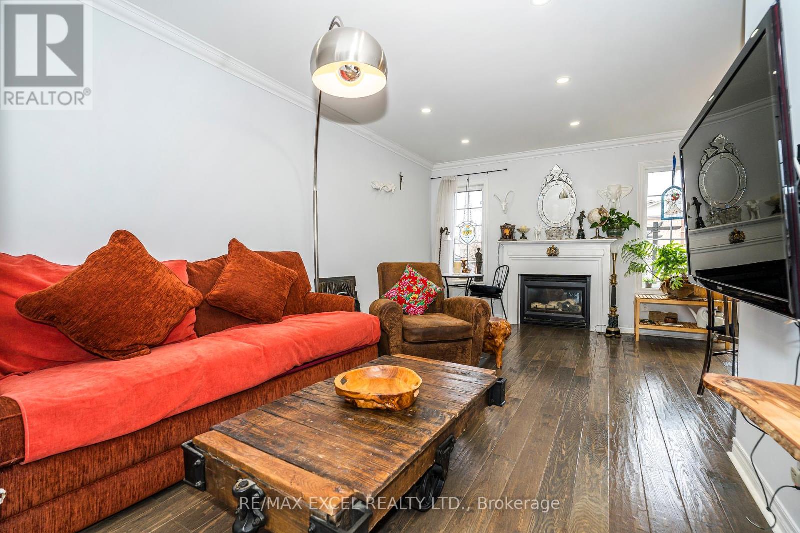 












568 ROURKE PLACE

,
Newmarket (Gorham-College Manor),




Ontario
L3Y8S8

