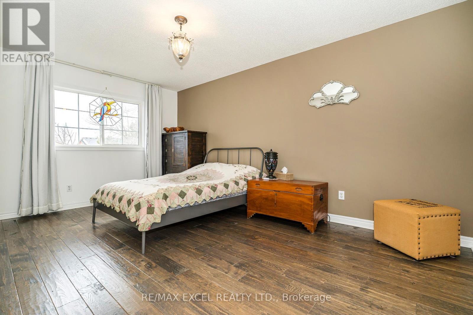 












568 ROURKE PLACE

,
Newmarket (Gorham-College Manor),




Ontario
L3Y8S8

