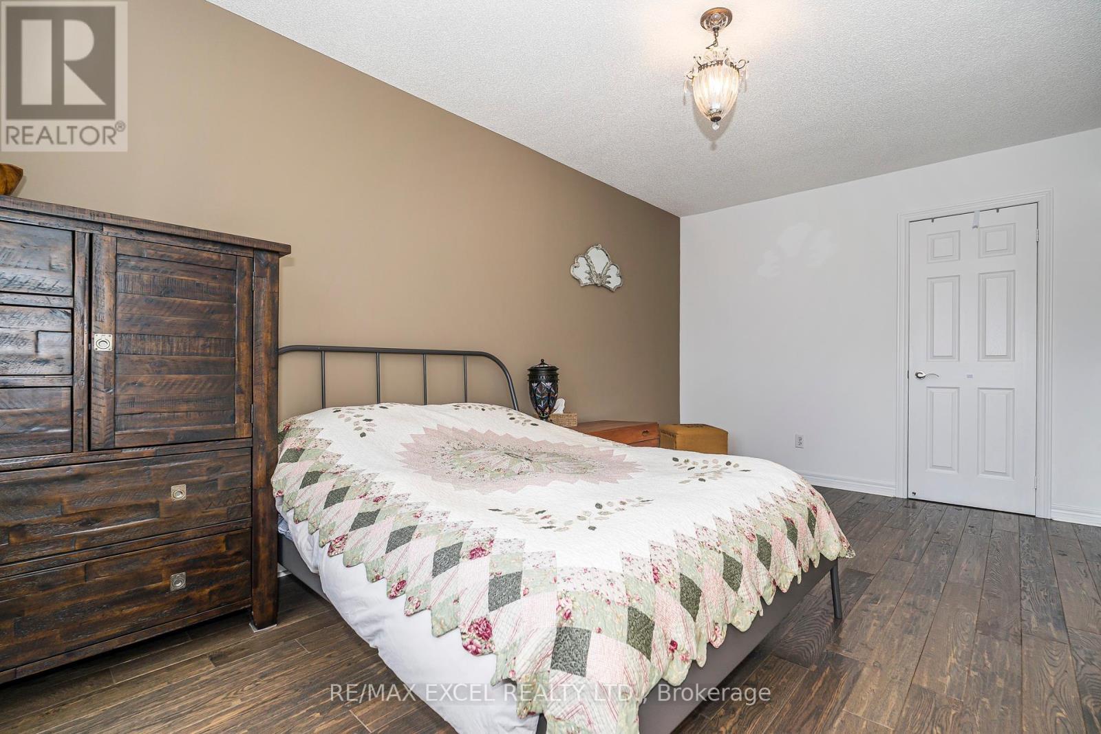 












568 ROURKE PLACE

,
Newmarket (Gorham-College Manor),




Ontario
L3Y8S8

