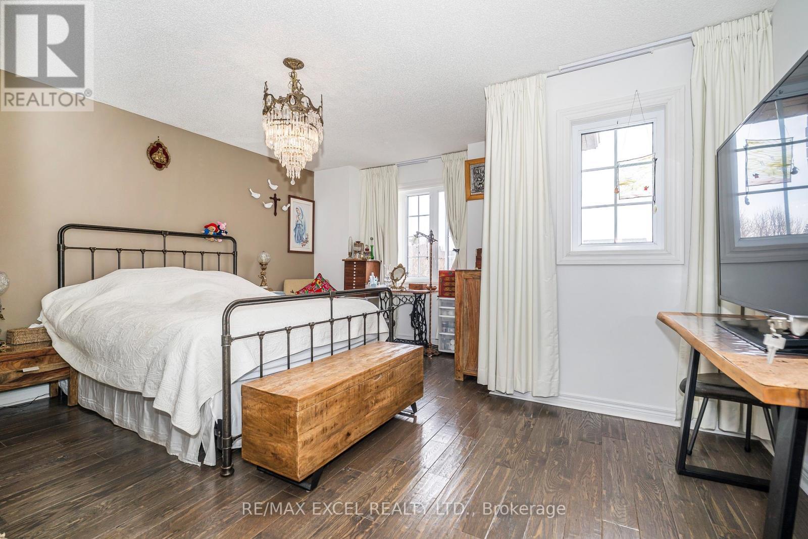 












568 ROURKE PLACE

,
Newmarket (Gorham-College Manor),




Ontario
L3Y8S8

