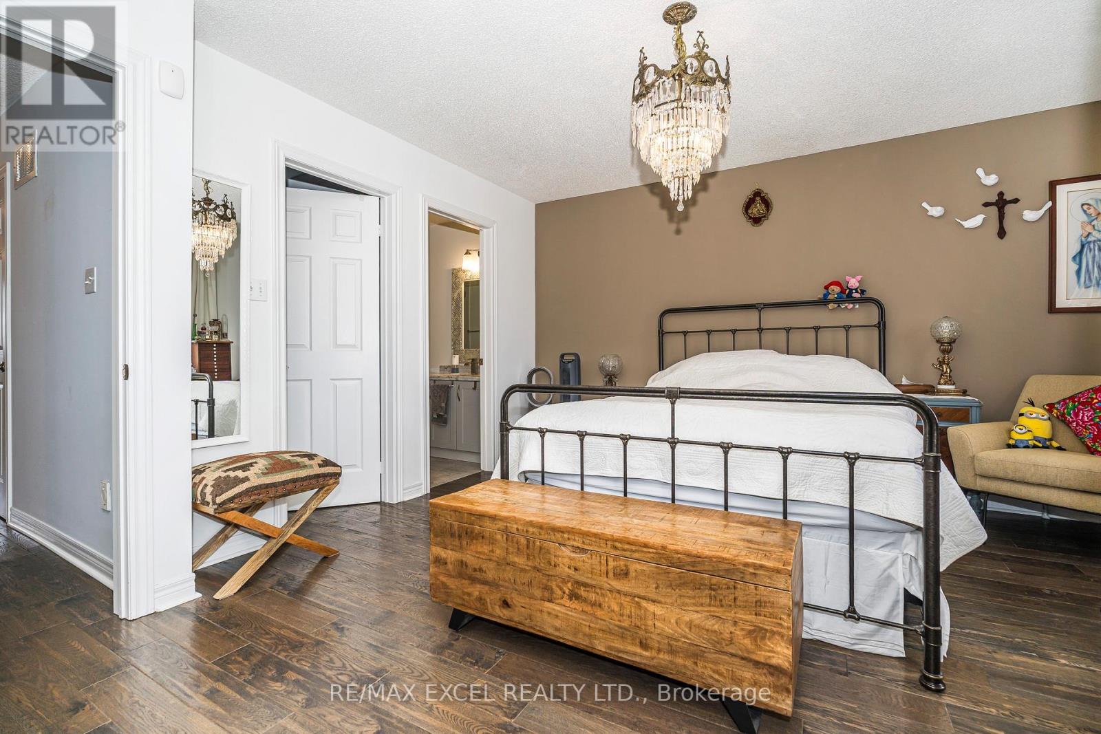 












568 ROURKE PLACE

,
Newmarket (Gorham-College Manor),




Ontario
L3Y8S8

