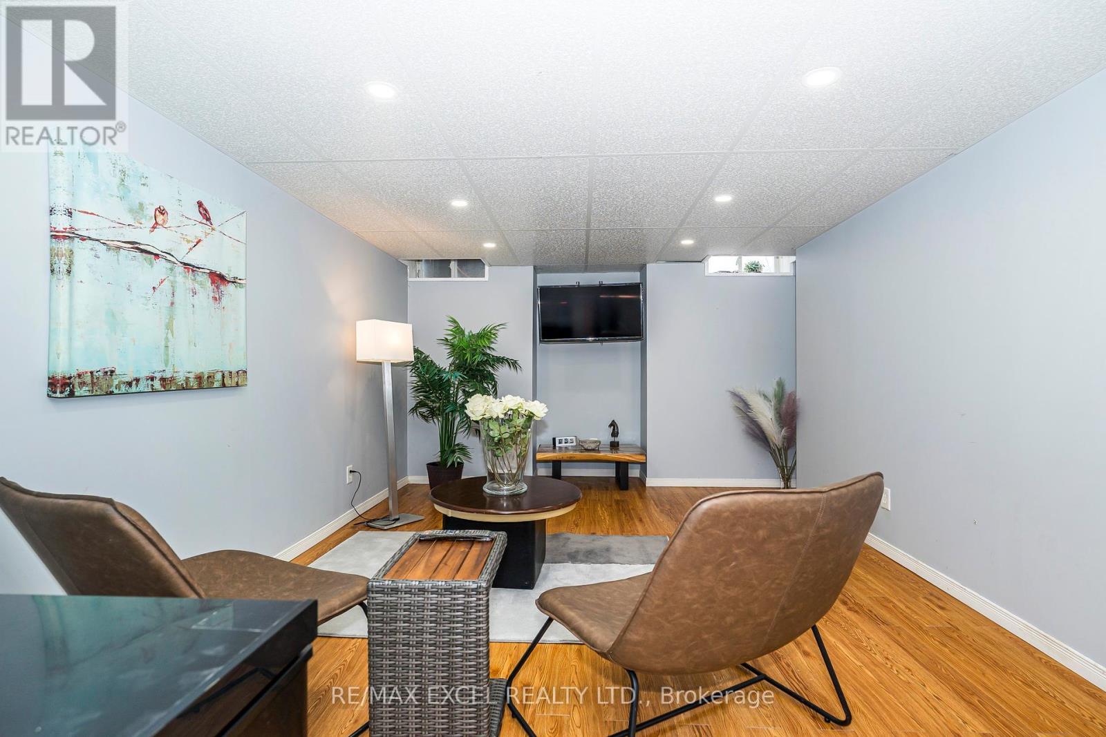 












568 ROURKE PLACE

,
Newmarket (Gorham-College Manor),




Ontario
L3Y8S8

