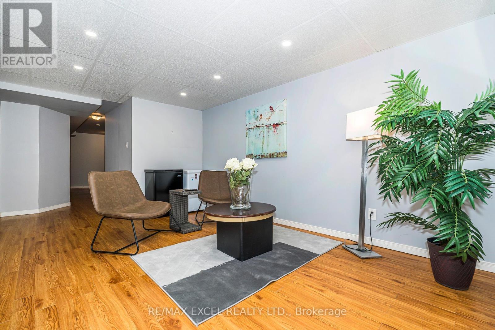 












568 ROURKE PLACE

,
Newmarket (Gorham-College Manor),




Ontario
L3Y8S8

