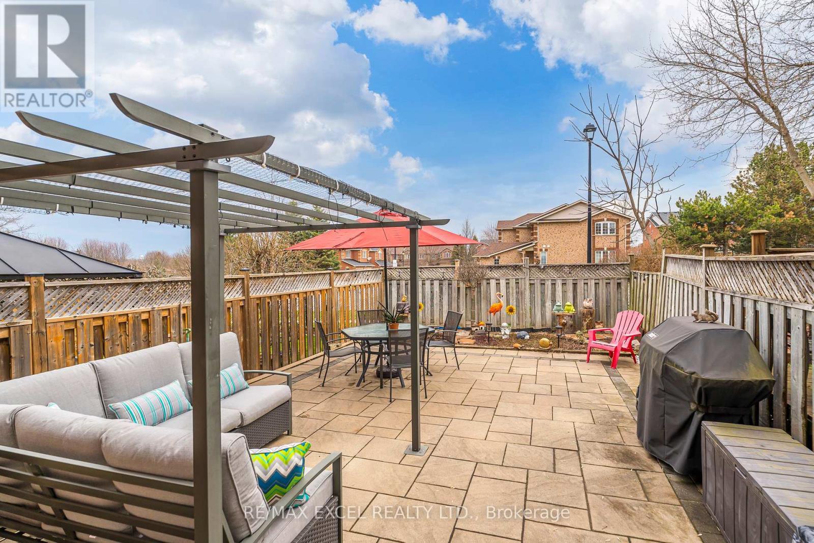 












568 ROURKE PLACE

,
Newmarket (Gorham-College Manor),




Ontario
L3Y8S8

