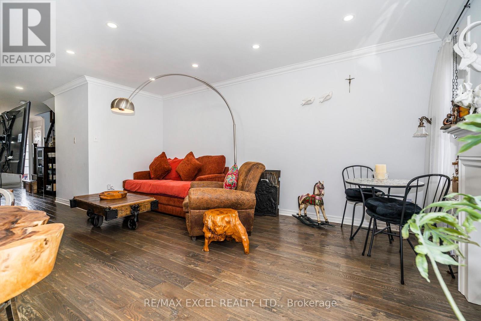 












568 ROURKE PLACE

,
Newmarket (Gorham-College Manor),




Ontario
L3Y8S8

