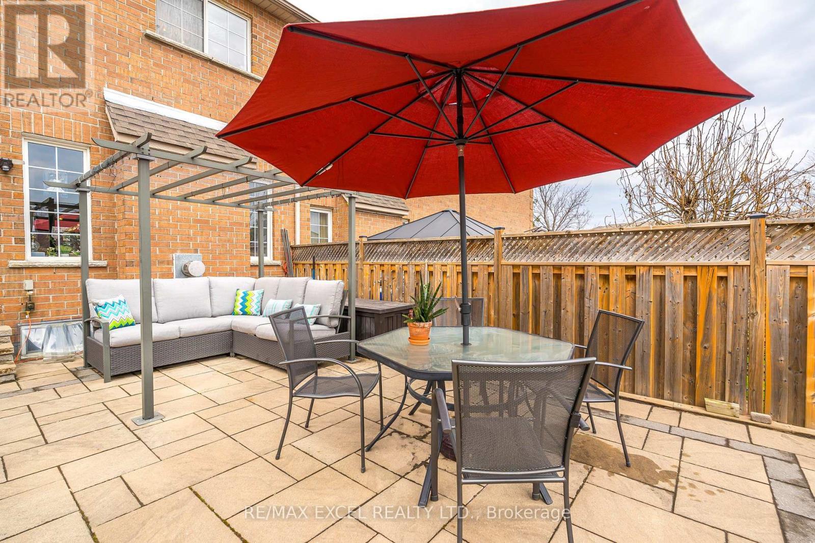 












568 ROURKE PLACE

,
Newmarket (Gorham-College Manor),




Ontario
L3Y8S8

