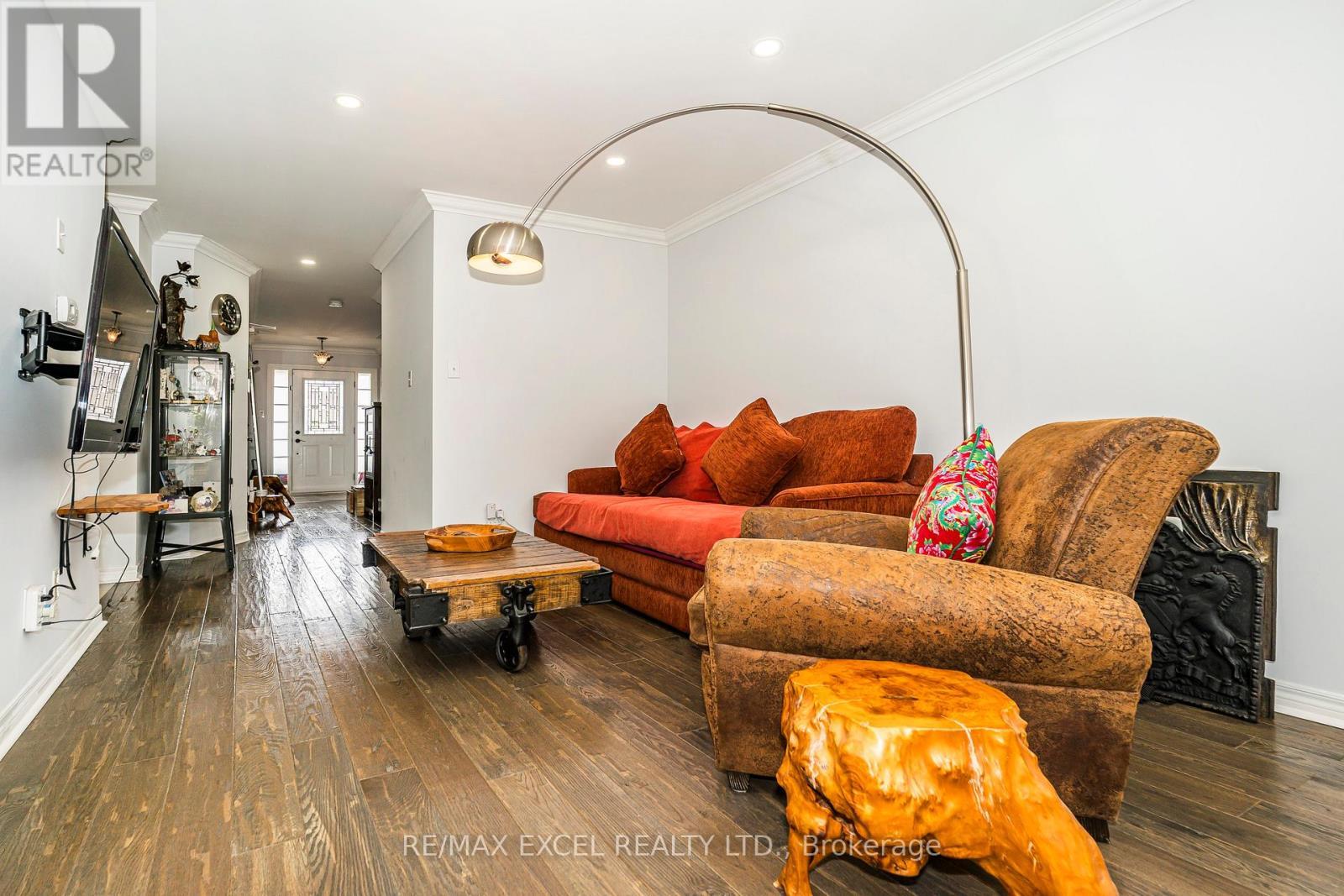 












568 ROURKE PLACE

,
Newmarket (Gorham-College Manor),




Ontario
L3Y8S8


