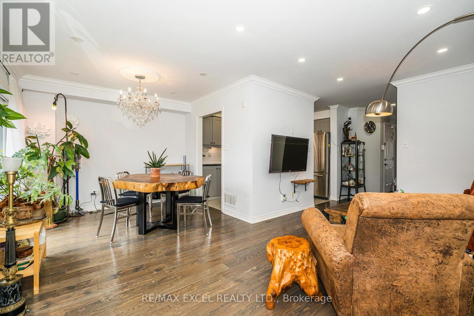 












568 ROURKE PLACE

,
Newmarket (Gorham-College Manor),




Ontario
L3Y8S8

