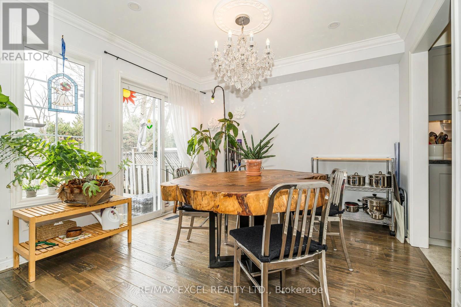 












568 ROURKE PLACE

,
Newmarket (Gorham-College Manor),




Ontario
L3Y8S8

