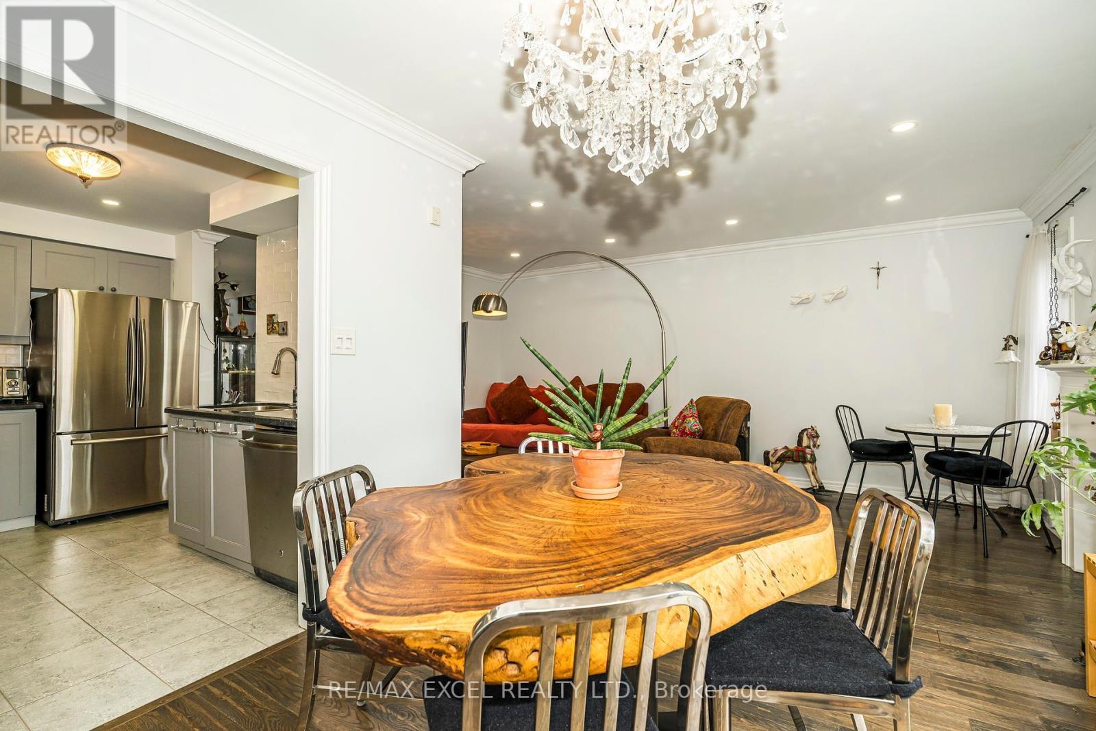 












568 ROURKE PLACE

,
Newmarket (Gorham-College Manor),




Ontario
L3Y8S8

