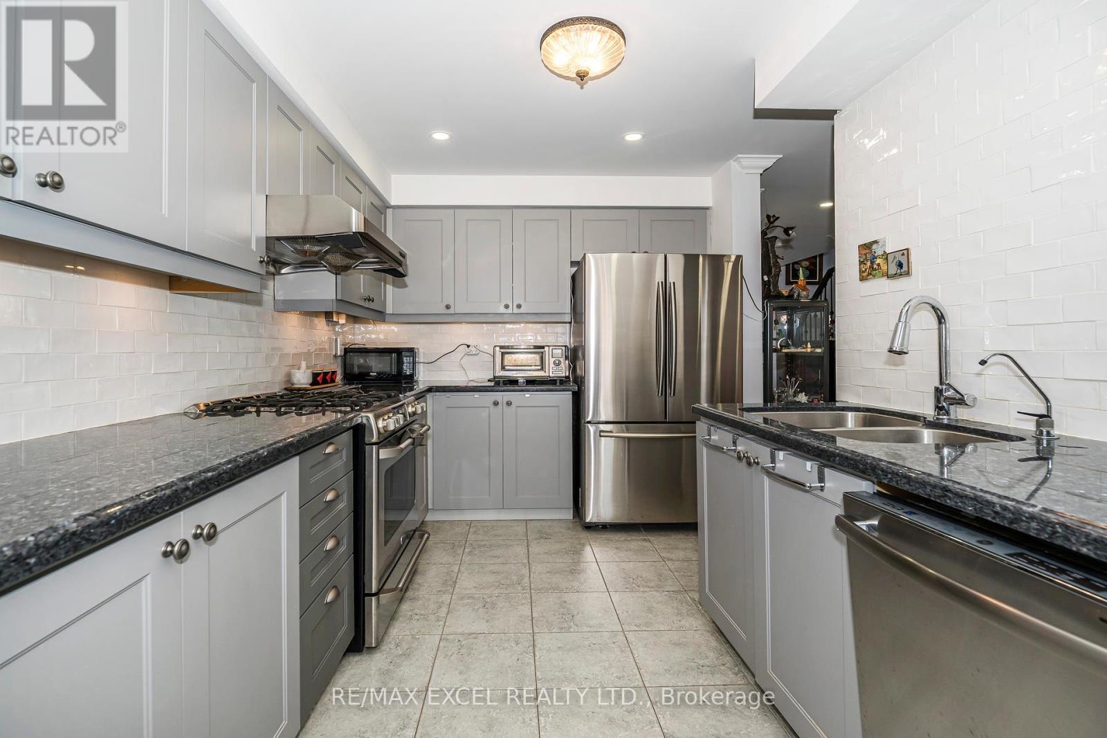












568 ROURKE PLACE

,
Newmarket (Gorham-College Manor),




Ontario
L3Y8S8

