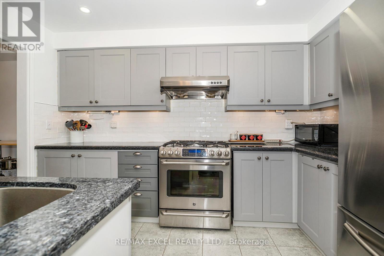 












568 ROURKE PLACE

,
Newmarket (Gorham-College Manor),




Ontario
L3Y8S8

