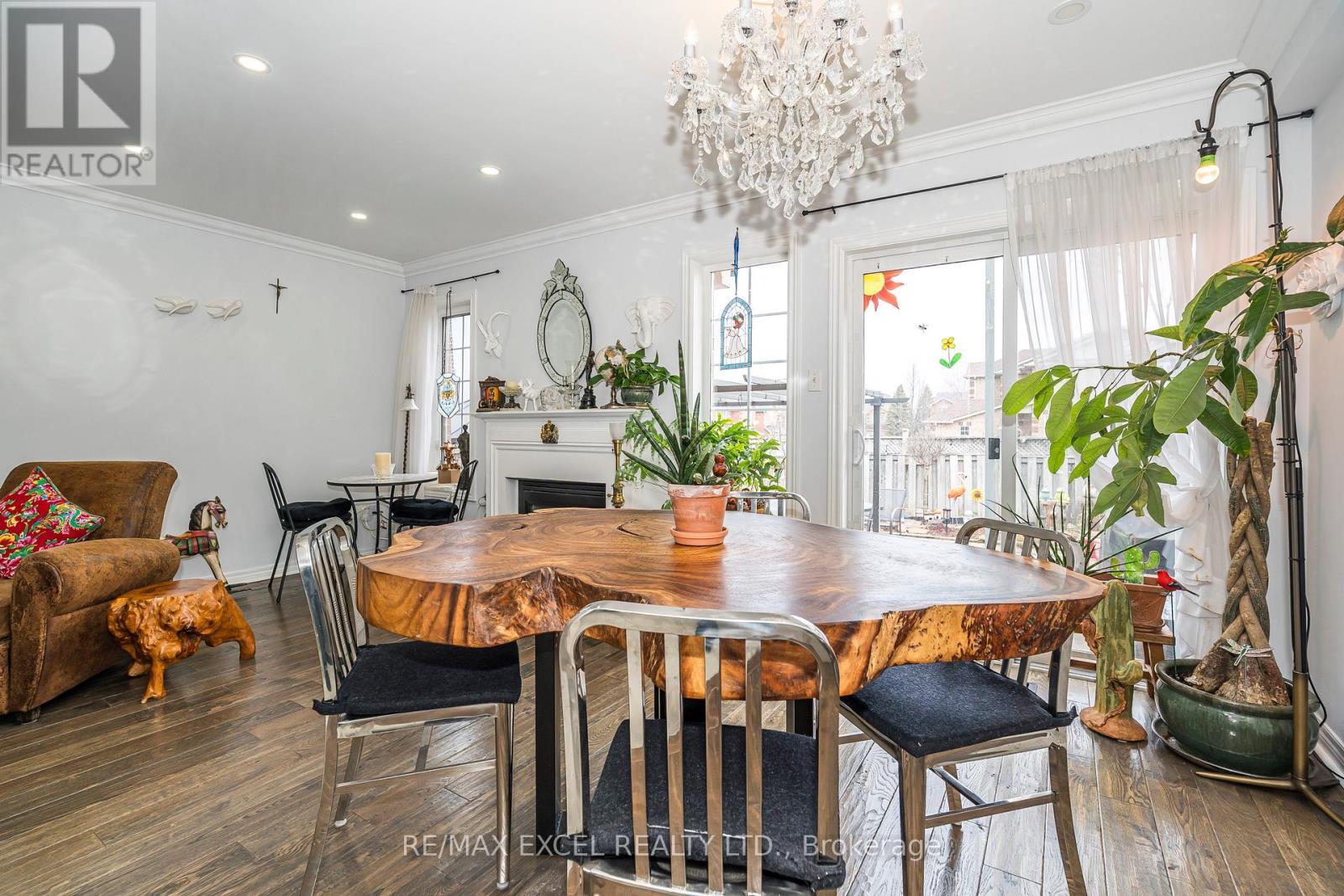 












568 ROURKE PLACE

,
Newmarket (Gorham-College Manor),




Ontario
L3Y8S8

