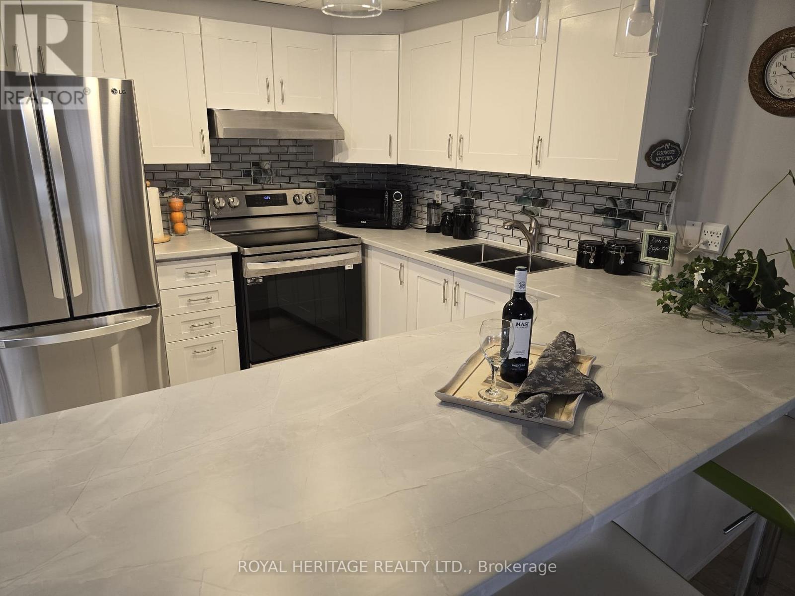 












303 - 166 OLIVE STREET

,
East Gwillimbury (Holland Landing),




Ontario
L9N1M9

