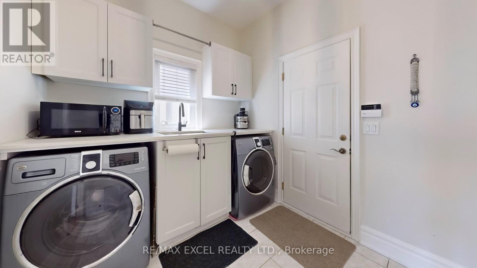 












65 PATHLANE ROAD

,
Richmond Hill (Langstaff),




Ontario
L4B4A5

