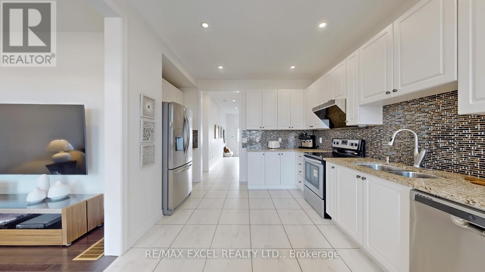 












11 UNITY GARDENS DRIVE

,
Markham (Village Green-South Unionville),




Ontario
L3R5R6

