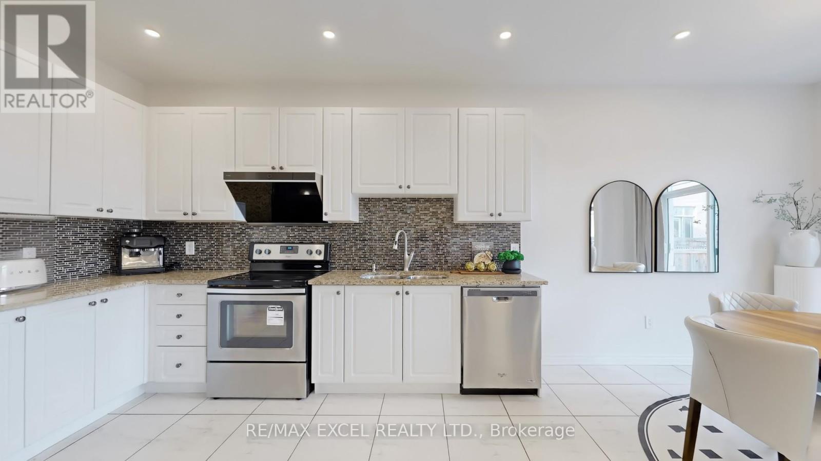 












11 UNITY GARDENS DRIVE

,
Markham (Village Green-South Unionville),




Ontario
L3R5R6

