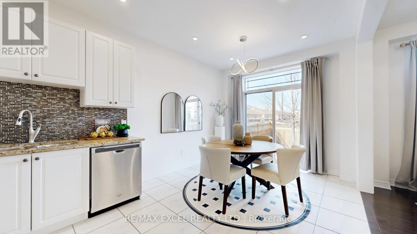 












11 UNITY GARDENS DRIVE

,
Markham (Village Green-South Unionville),




Ontario
L3R5R6

