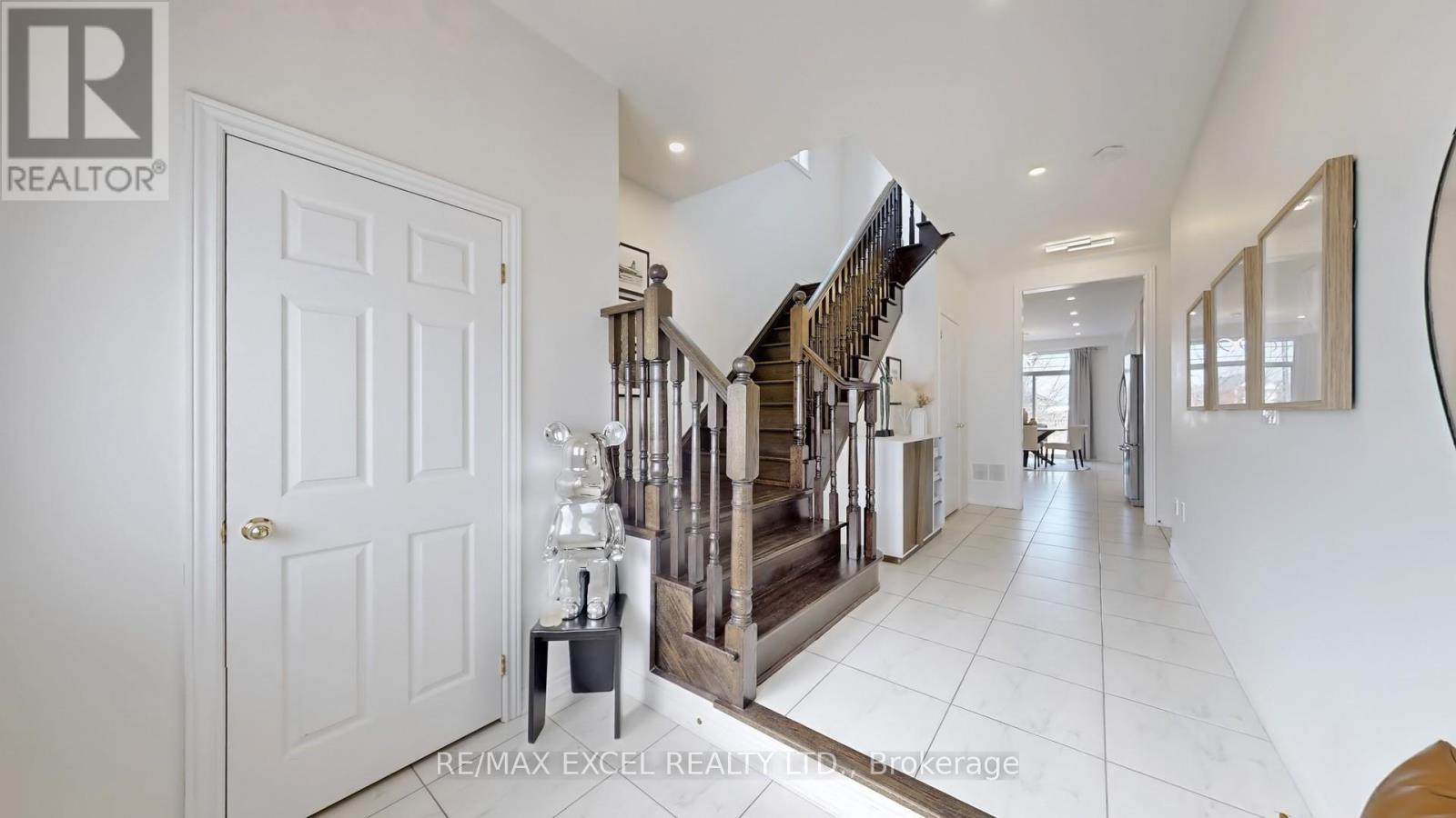












11 UNITY GARDENS DRIVE

,
Markham (Village Green-South Unionville),




Ontario
L3R5R6

