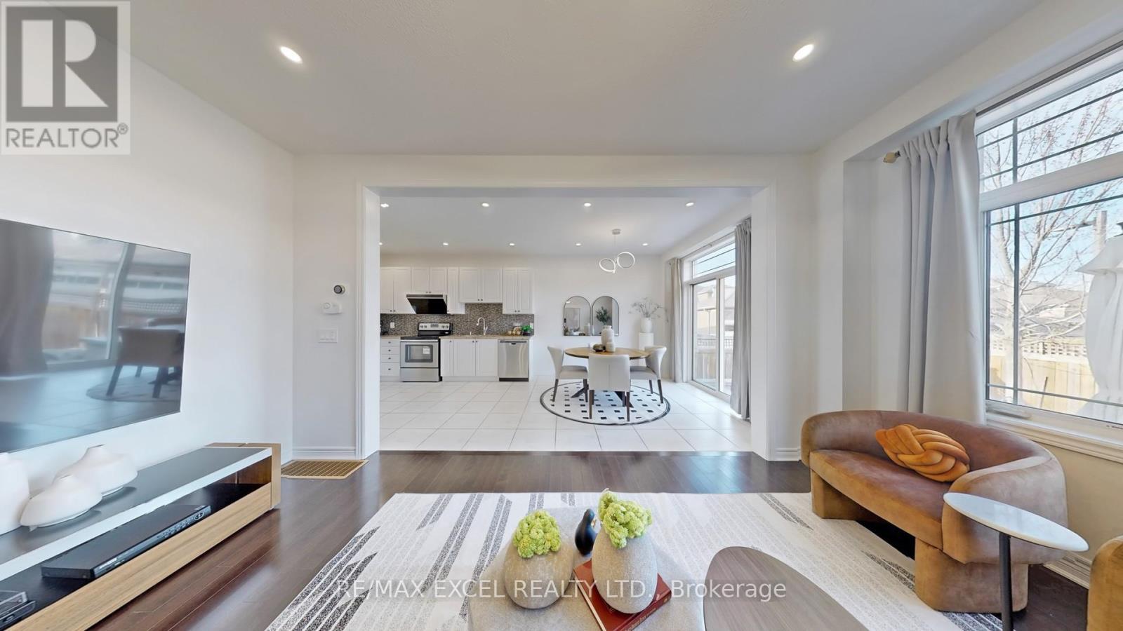 












11 UNITY GARDENS DRIVE

,
Markham (Village Green-South Unionville),




Ontario
L3R5R6

