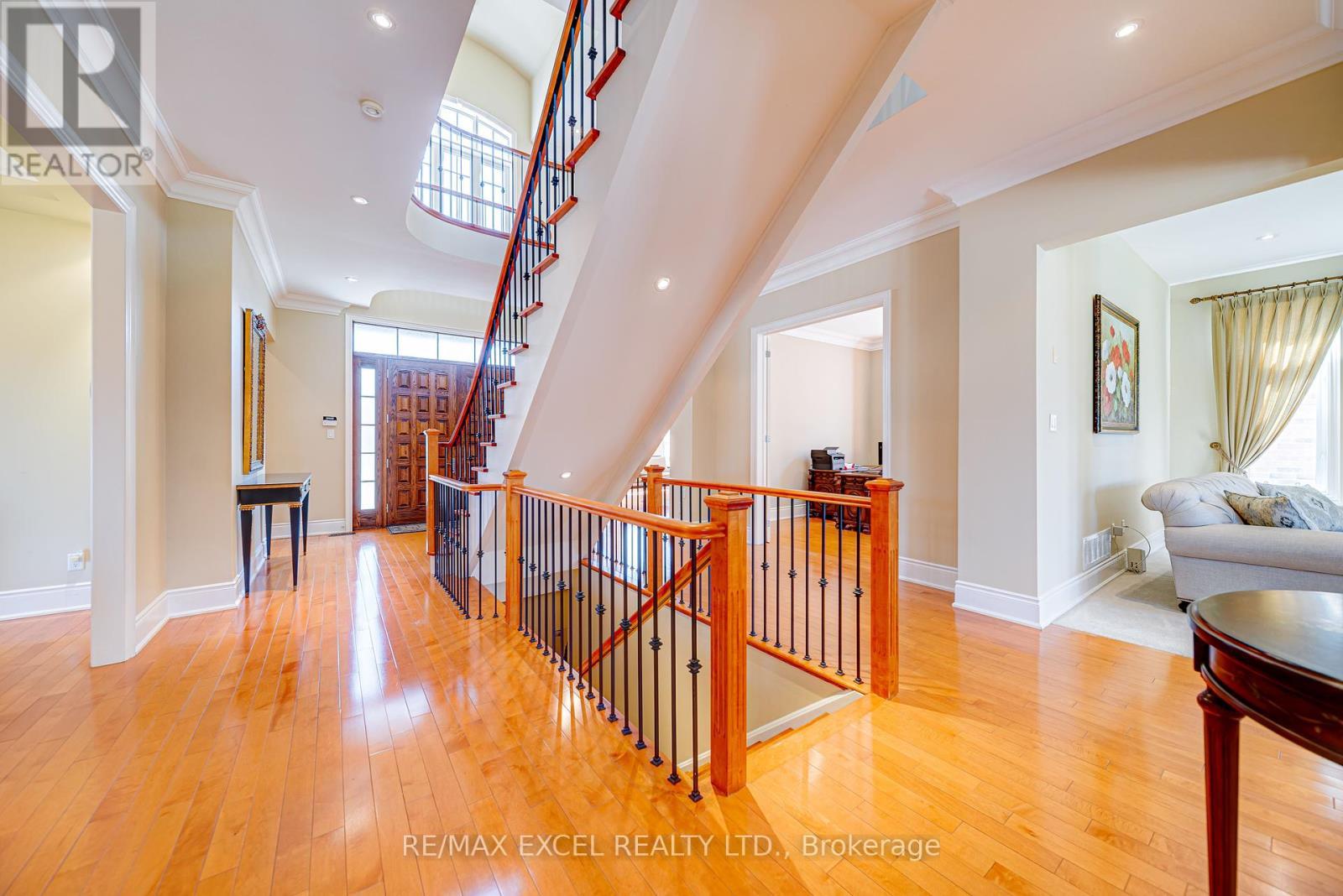 












8 COUNTRY CLUB DRIVE

,
King,




Ontario
L7B1M5

