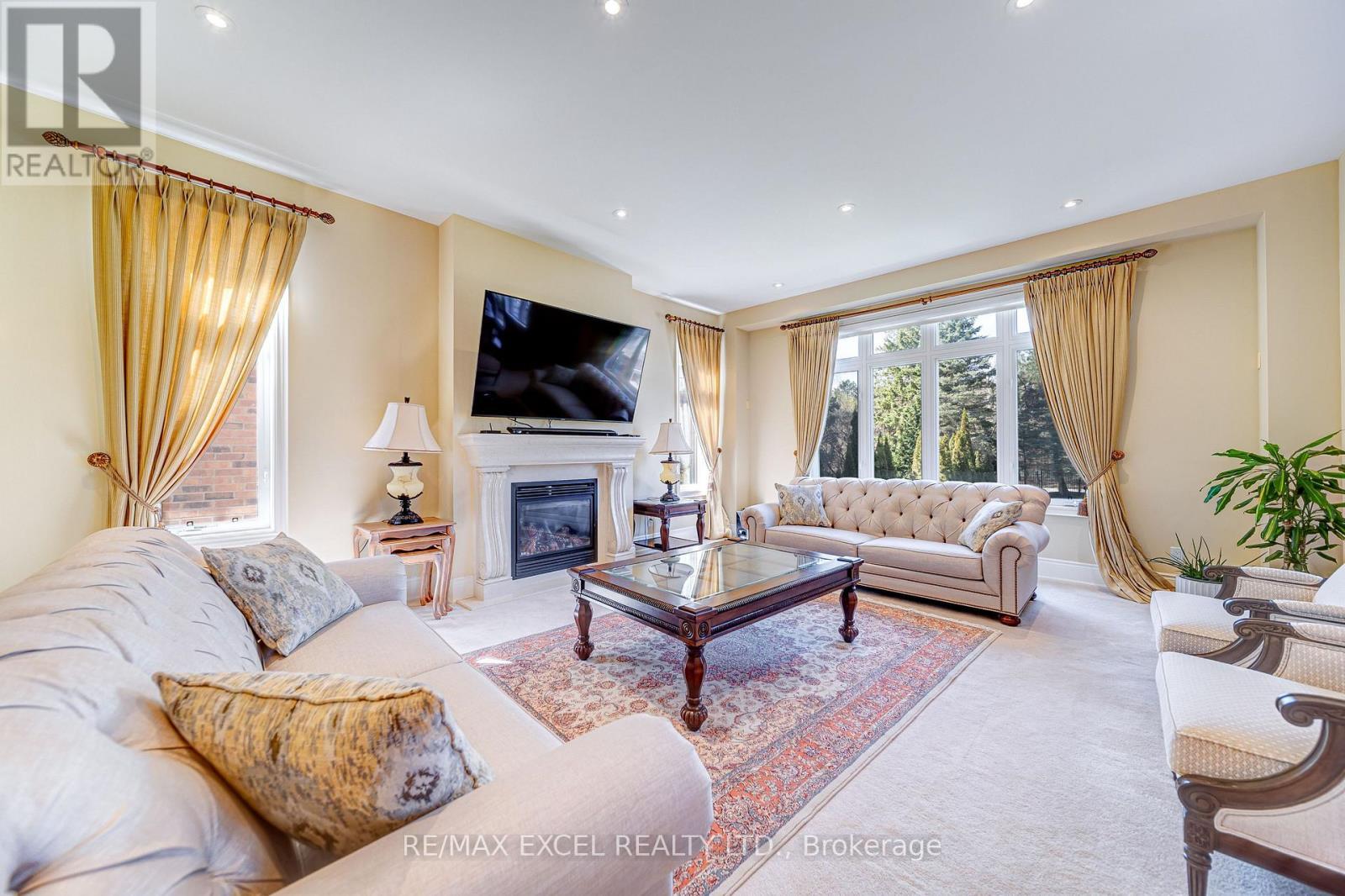 












8 COUNTRY CLUB DRIVE

,
King,




Ontario
L7B1M5

