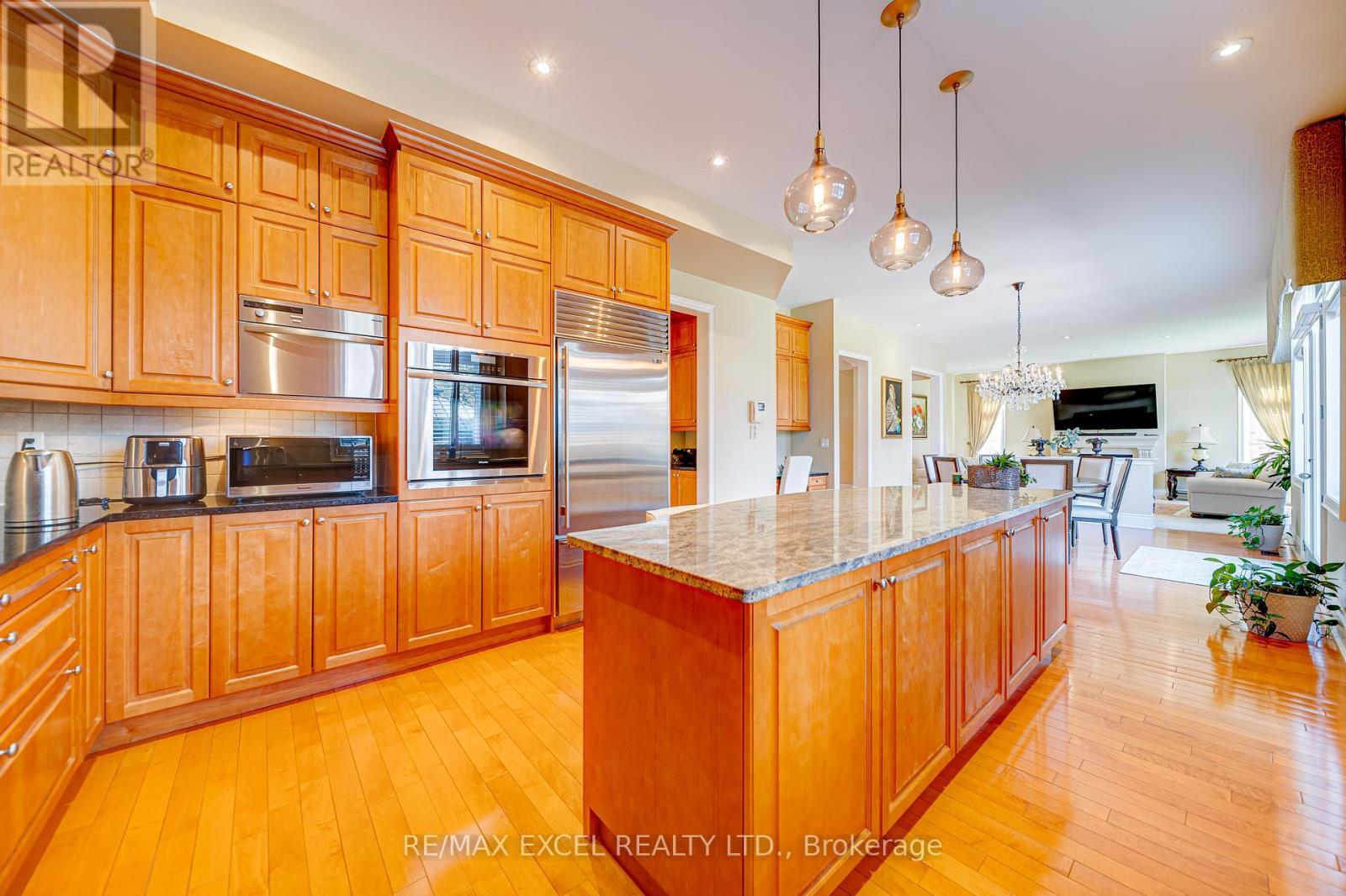 












8 COUNTRY CLUB DRIVE

,
King,




Ontario
L7B1M5

