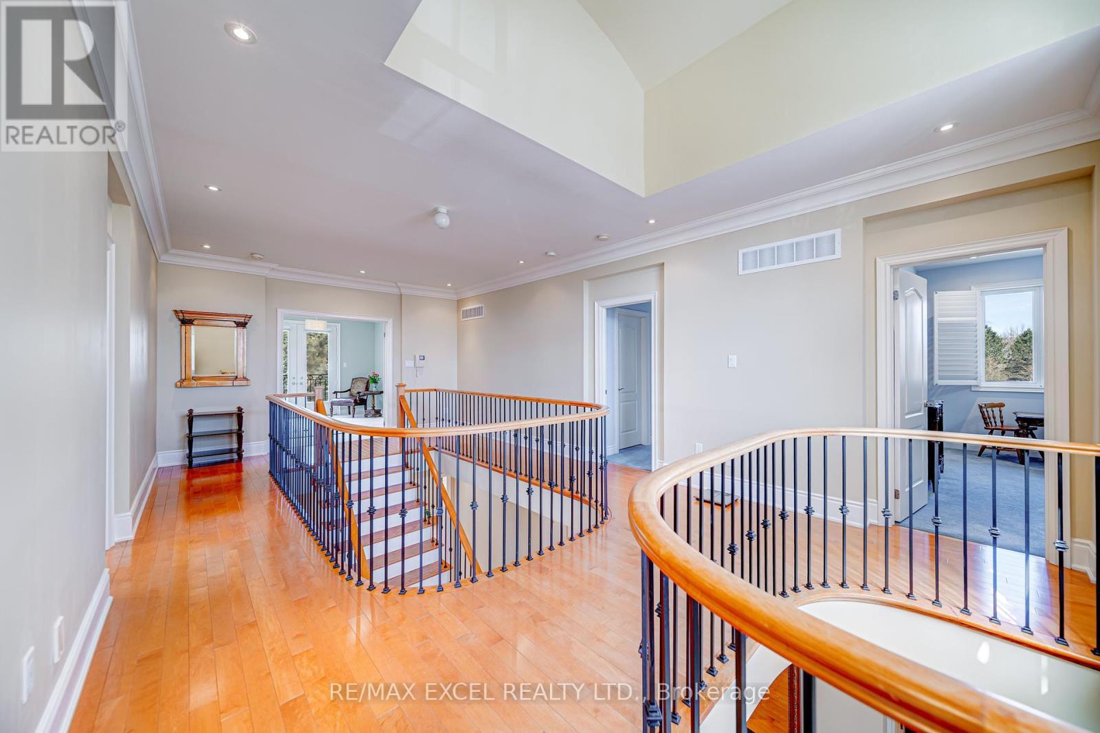 












8 COUNTRY CLUB DRIVE

,
King,




Ontario
L7B1M5


