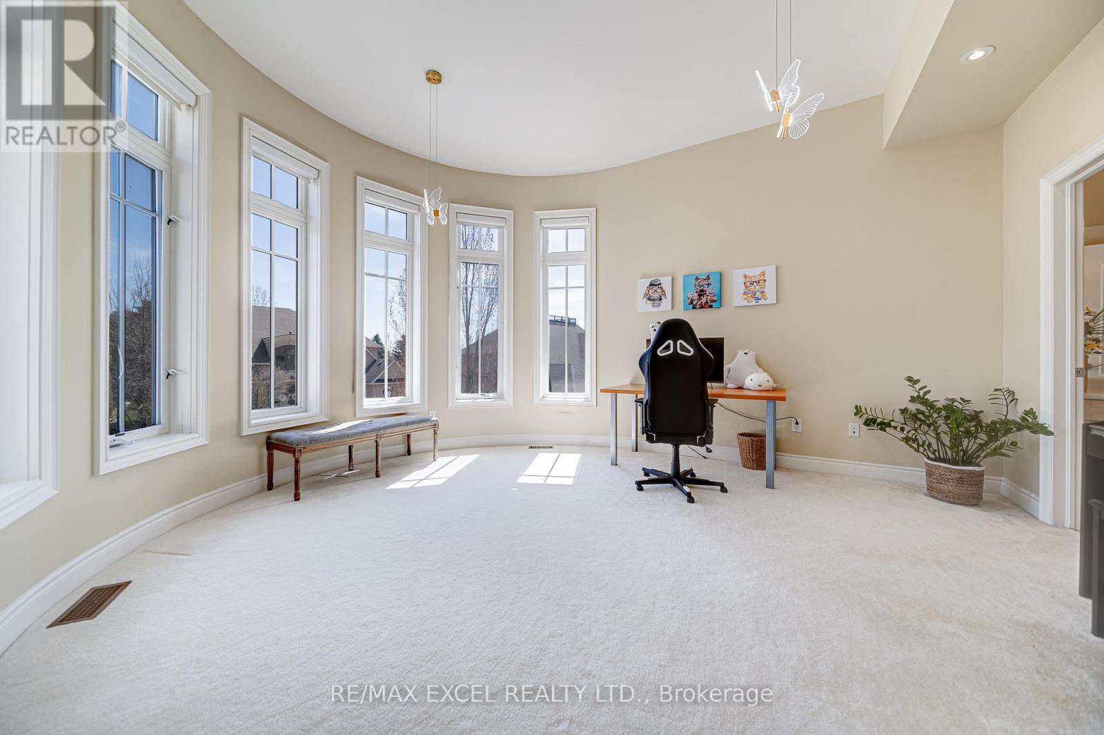 












8 COUNTRY CLUB DRIVE

,
King,




Ontario
L7B1M5


