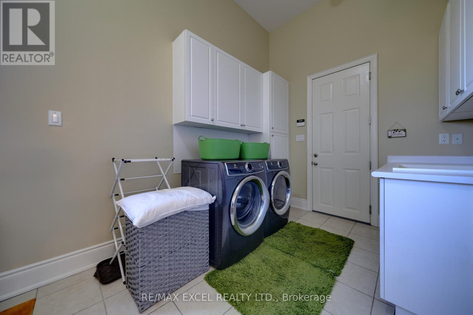 












8 COUNTRY CLUB DRIVE

,
King,




Ontario
L7B1M5

