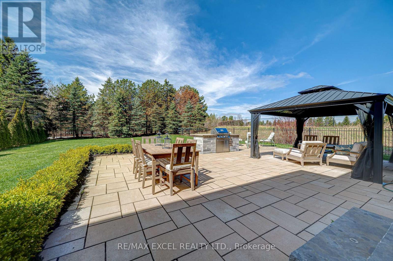 












8 COUNTRY CLUB DRIVE

,
King,




Ontario
L7B1M5

