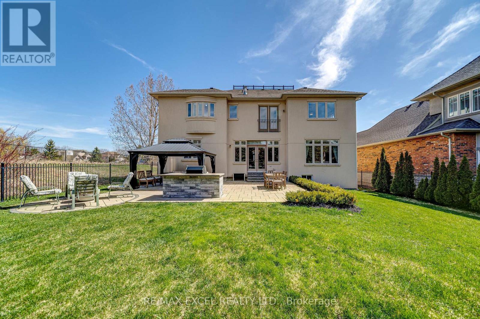 












8 COUNTRY CLUB DRIVE

,
King,




Ontario
L7B1M5

