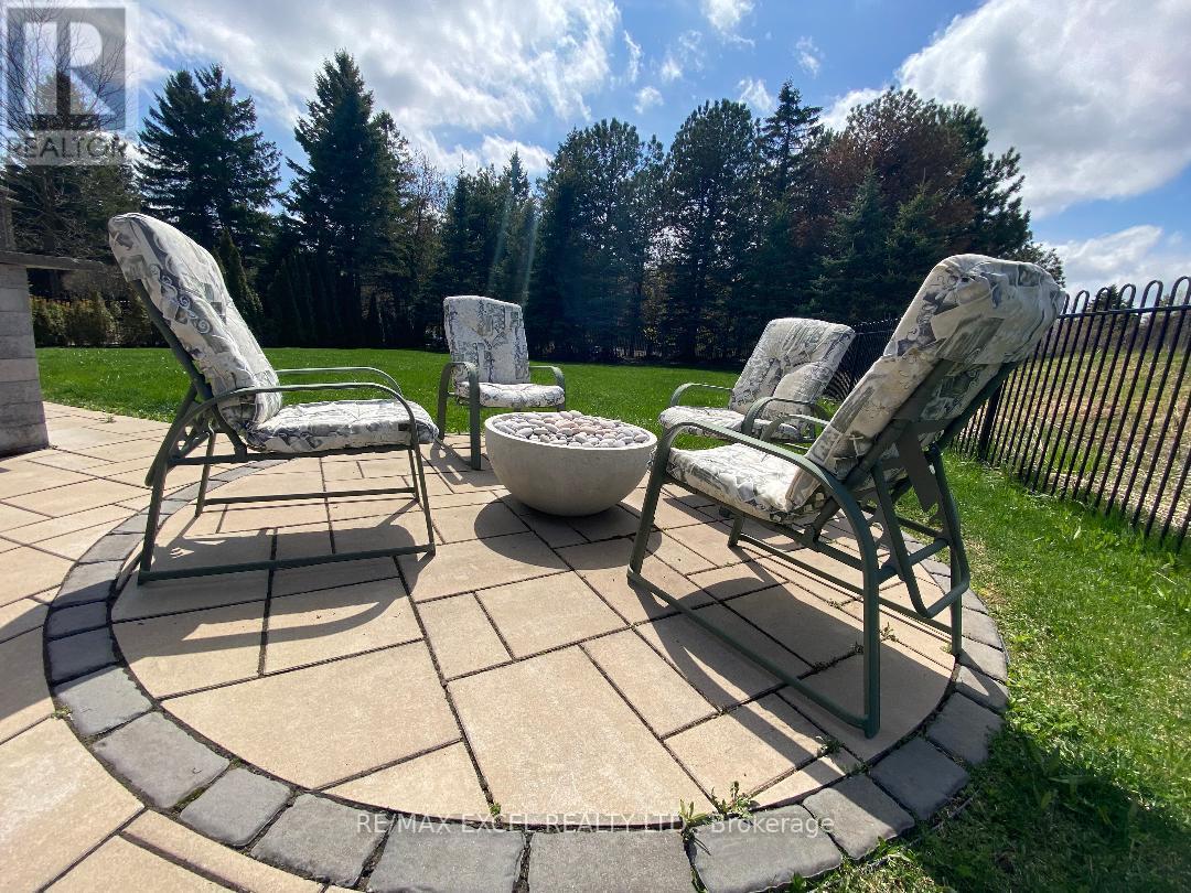 












8 COUNTRY CLUB DRIVE

,
King,




Ontario
L7B1M5

