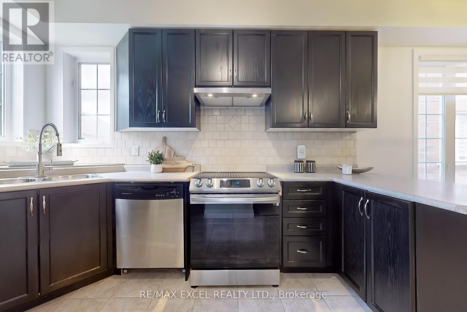 












556 COUNTRY GLEN ROAD

,
Markham (Cornell),




Ontario
L6B1E8

