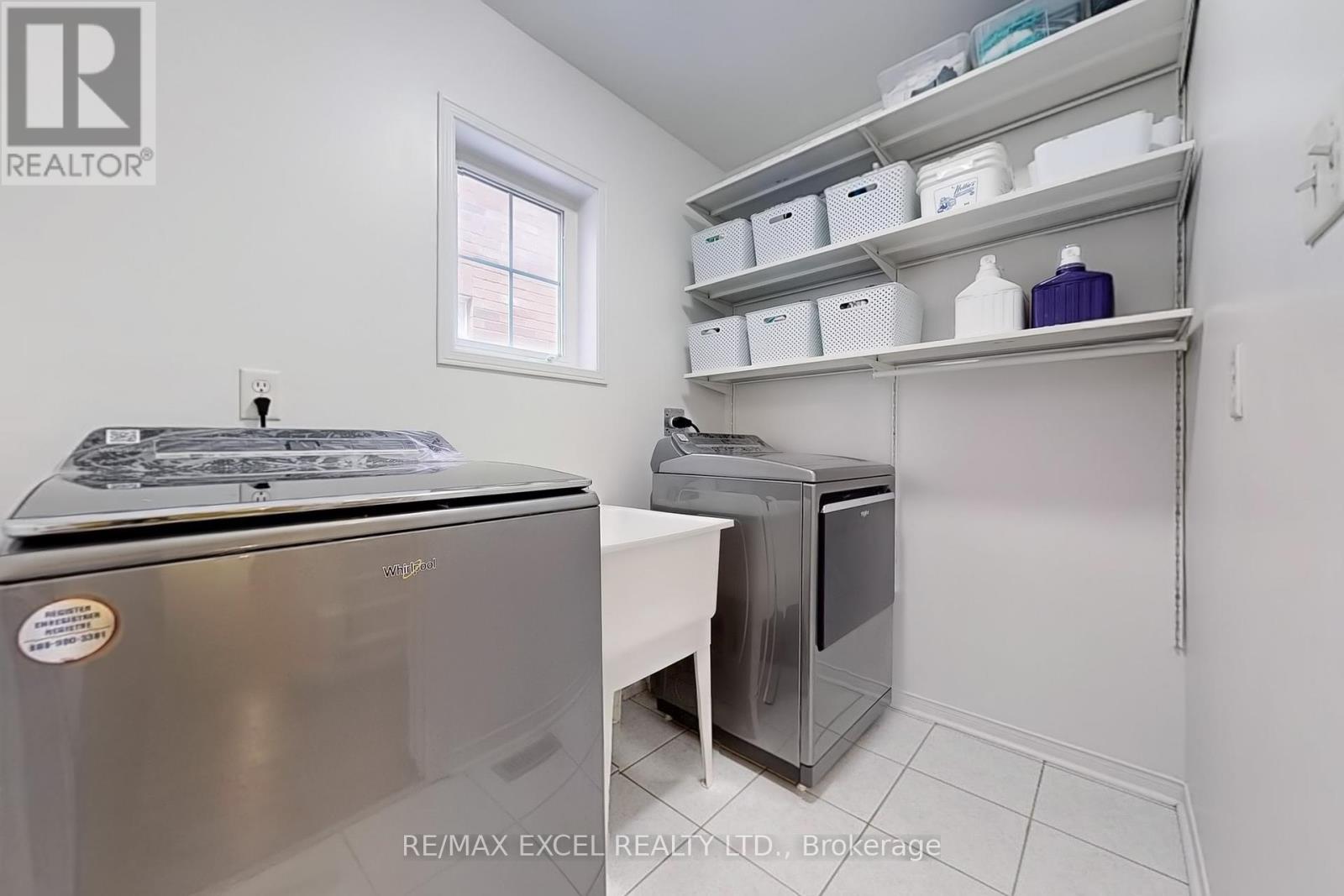 












556 COUNTRY GLEN ROAD

,
Markham (Cornell),




Ontario
L6B1E8


