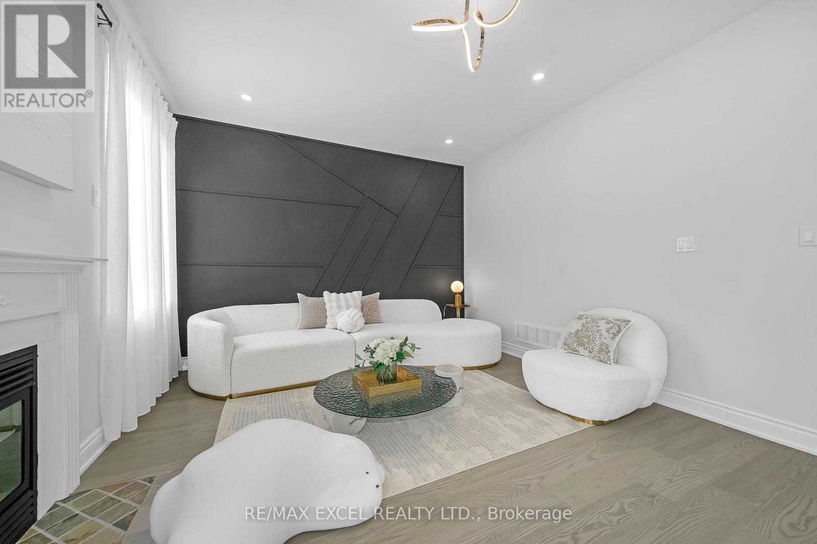












15 HAWKSBURY ROAD

,
Markham (Wismer),




Ontario
L6E1G9

