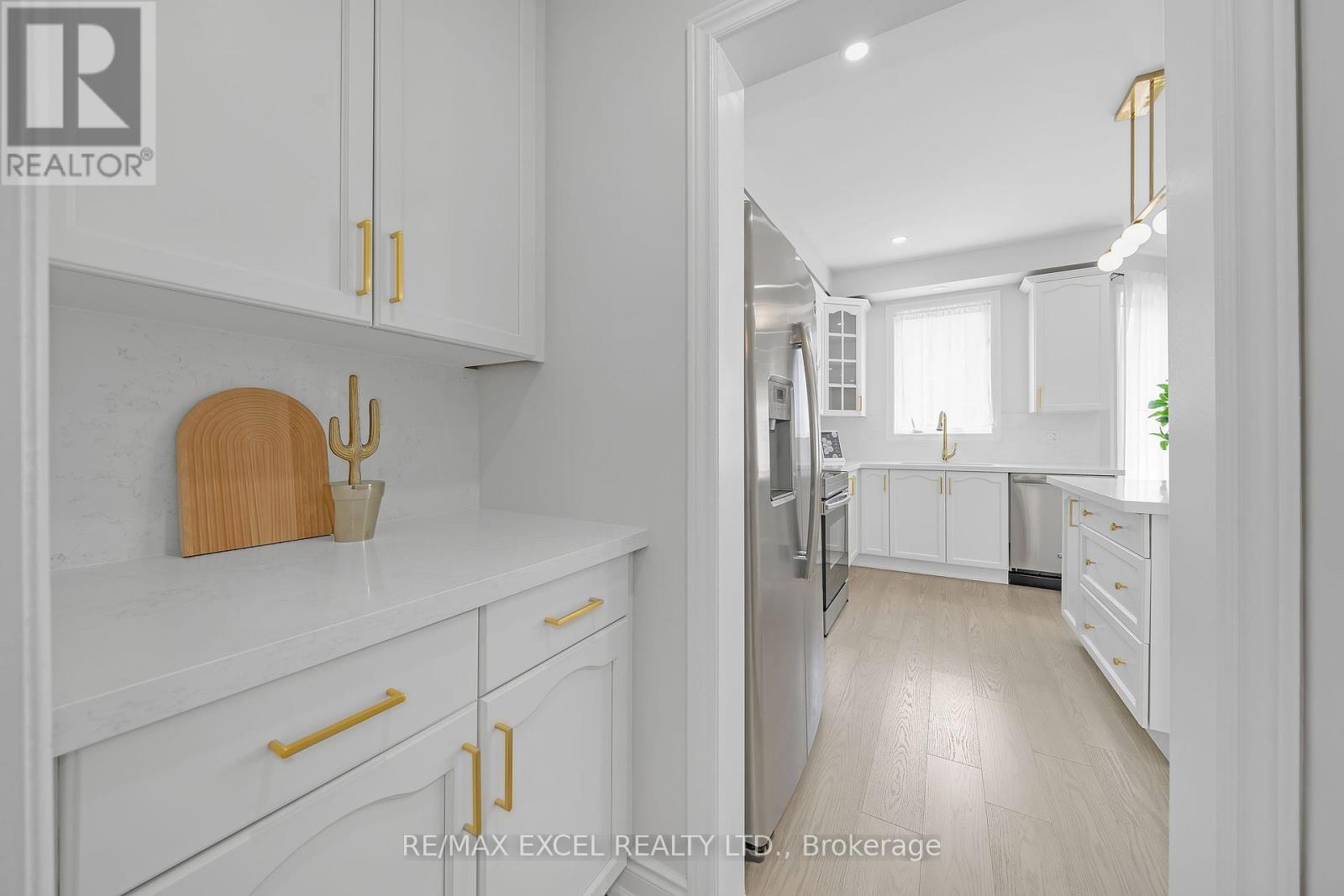 












15 HAWKSBURY ROAD

,
Markham (Wismer),




Ontario
L6E1G9

