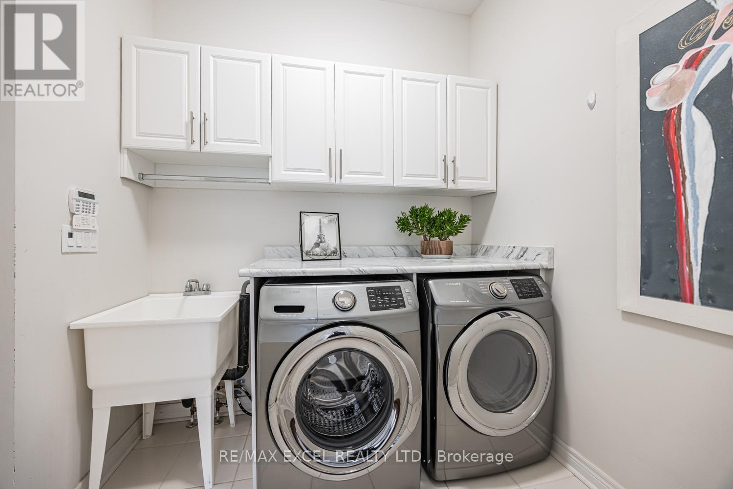 












77 SUNNYSIDE HILL ROAD

,
Markham (Cornell),




Ontario
L6B0Z8

