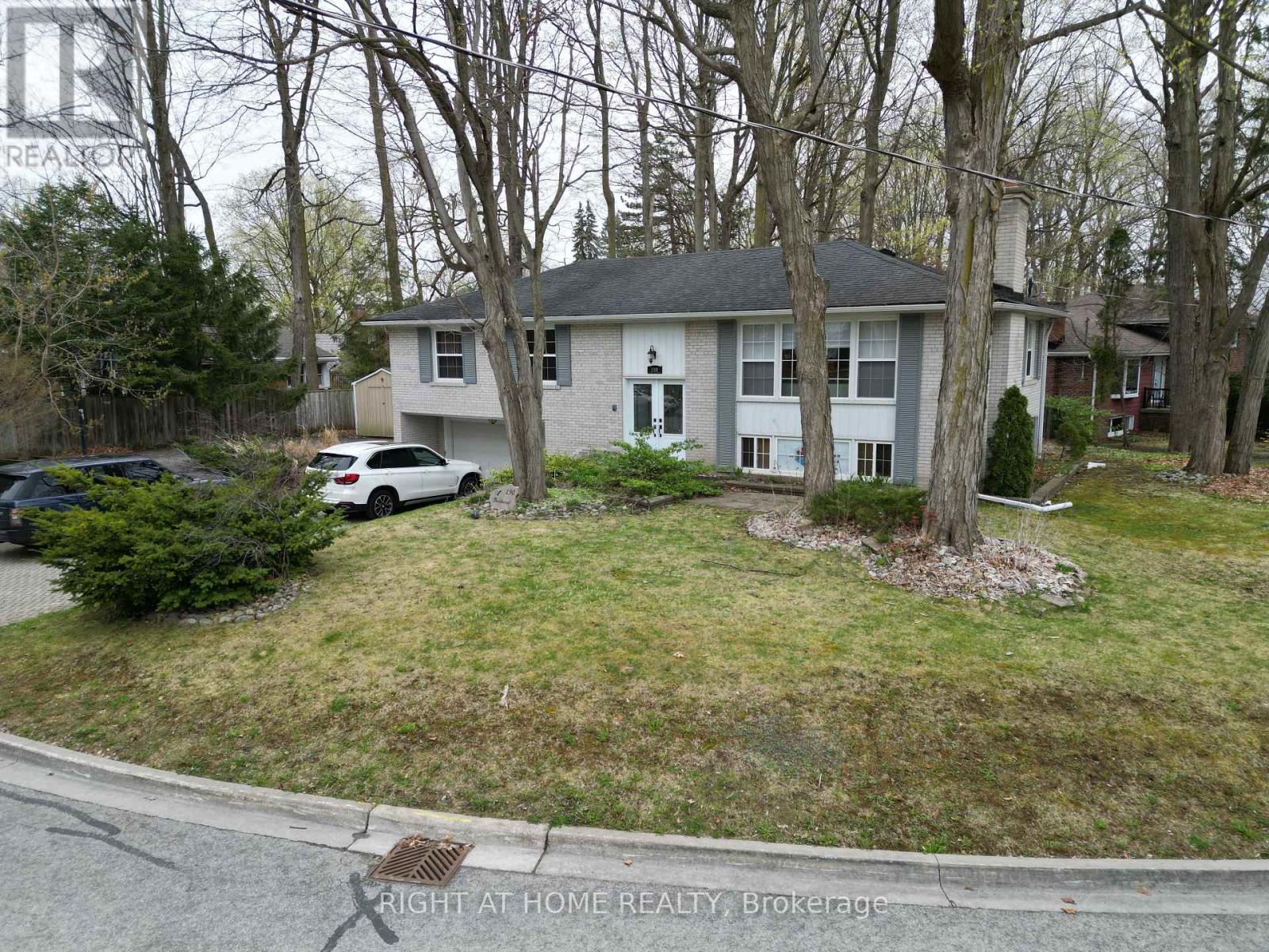 












190 BEECHWOOD CRESCENT

,
Newmarket (Central Newmarket),




Ontario
L3Y1W3

