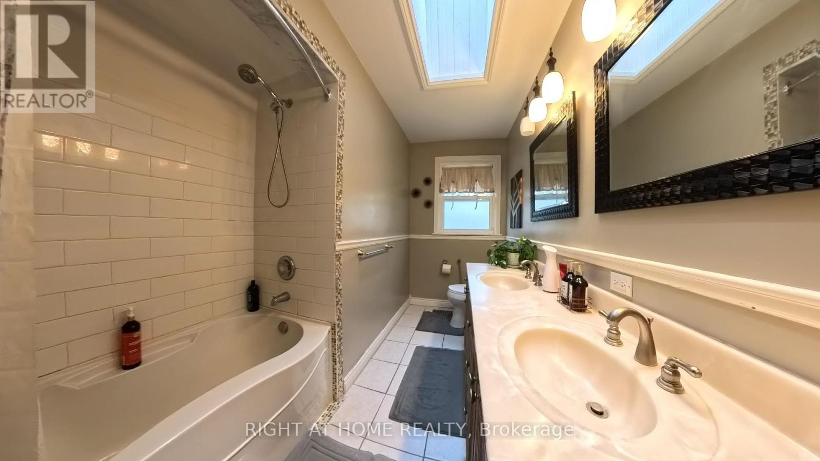 












190 BEECHWOOD CRESCENT

,
Newmarket (Central Newmarket),




Ontario
L3Y1W3

