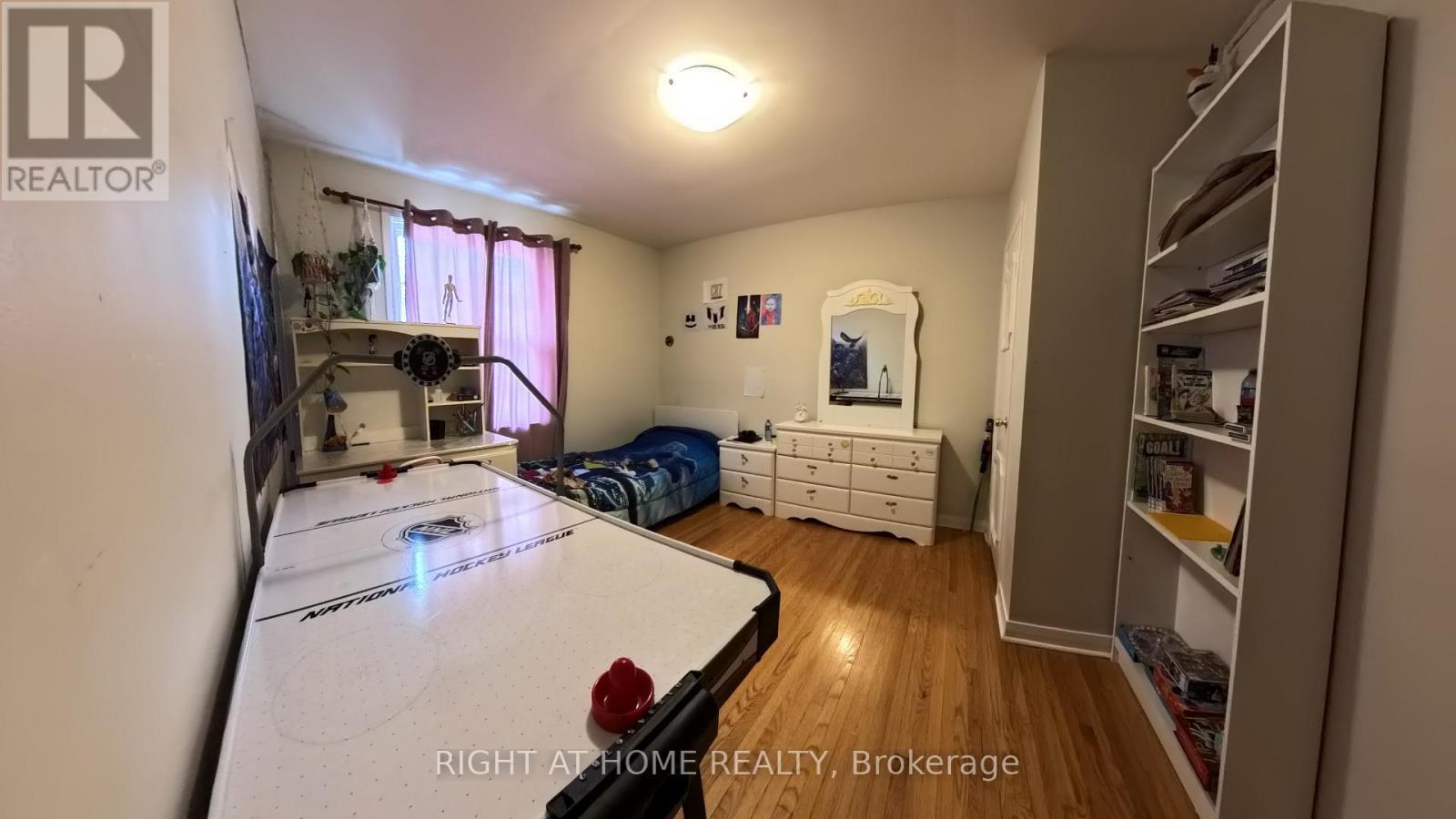 












190 BEECHWOOD CRESCENT

,
Newmarket (Central Newmarket),




Ontario
L3Y1W3

