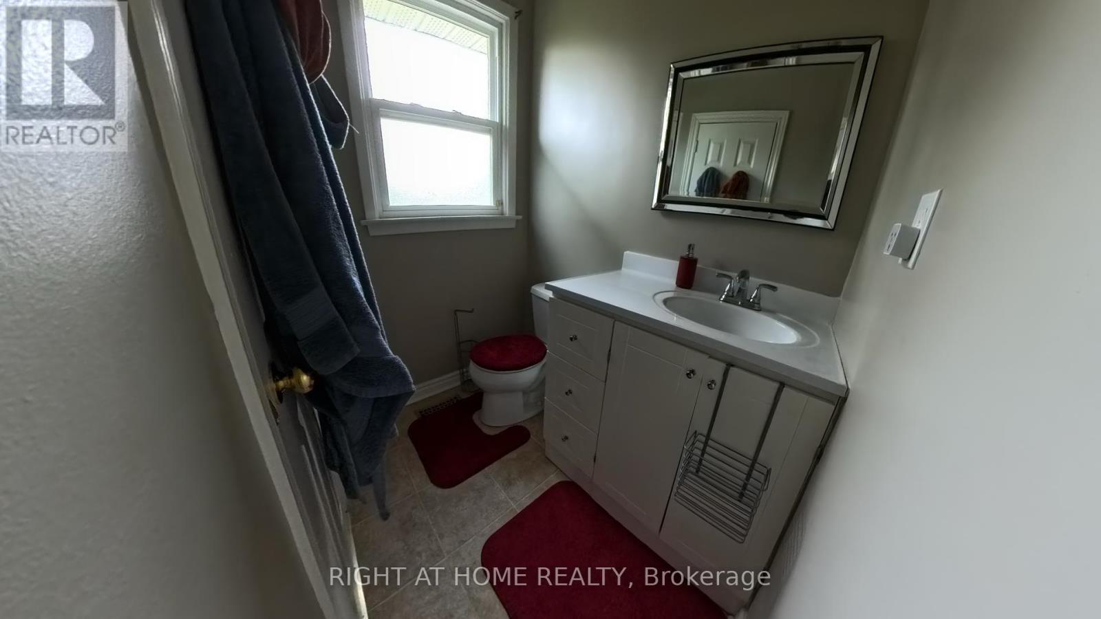 












190 BEECHWOOD CRESCENT

,
Newmarket (Central Newmarket),




Ontario
L3Y1W3

