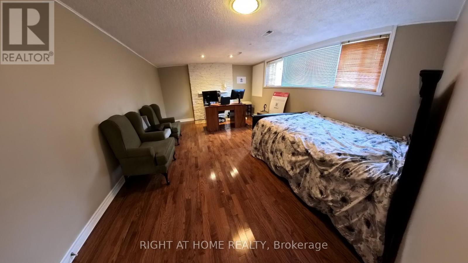 












190 BEECHWOOD CRESCENT

,
Newmarket (Central Newmarket),




Ontario
L3Y1W3

