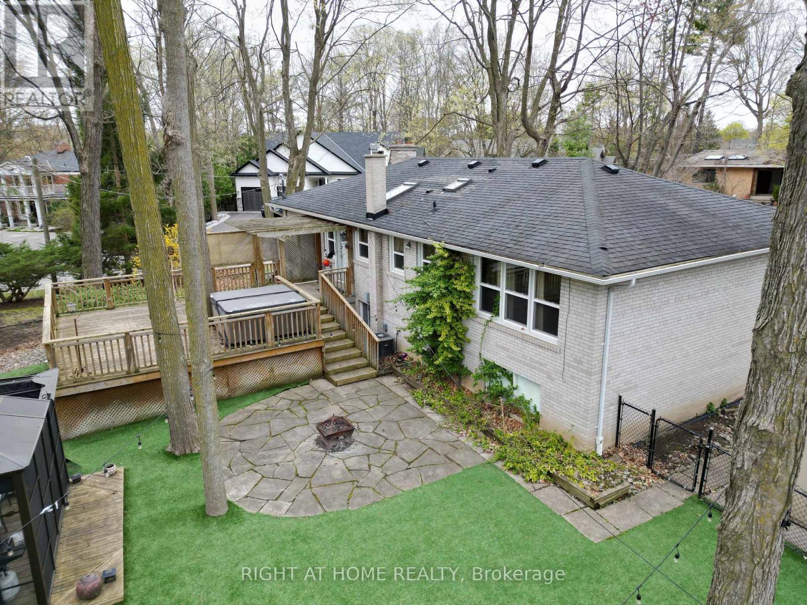 












190 BEECHWOOD CRESCENT

,
Newmarket (Central Newmarket),




Ontario
L3Y1W3

