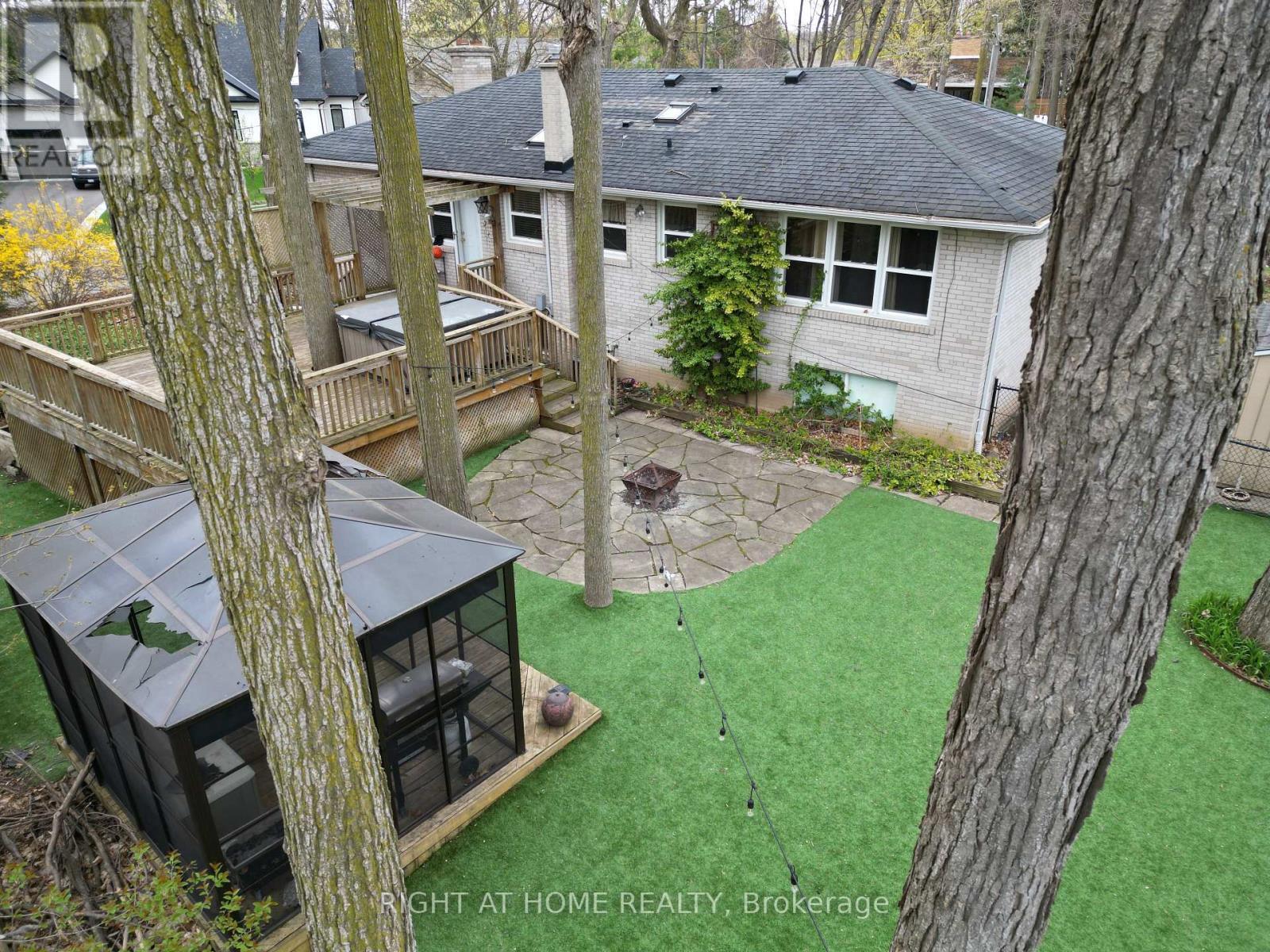 












190 BEECHWOOD CRESCENT

,
Newmarket (Central Newmarket),




Ontario
L3Y1W3

